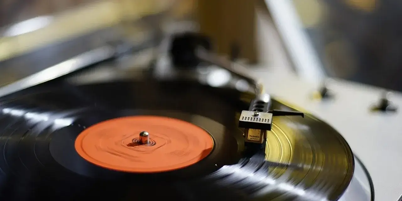 Gramofon odtwarza płytę winylową z muzyką indie pop.