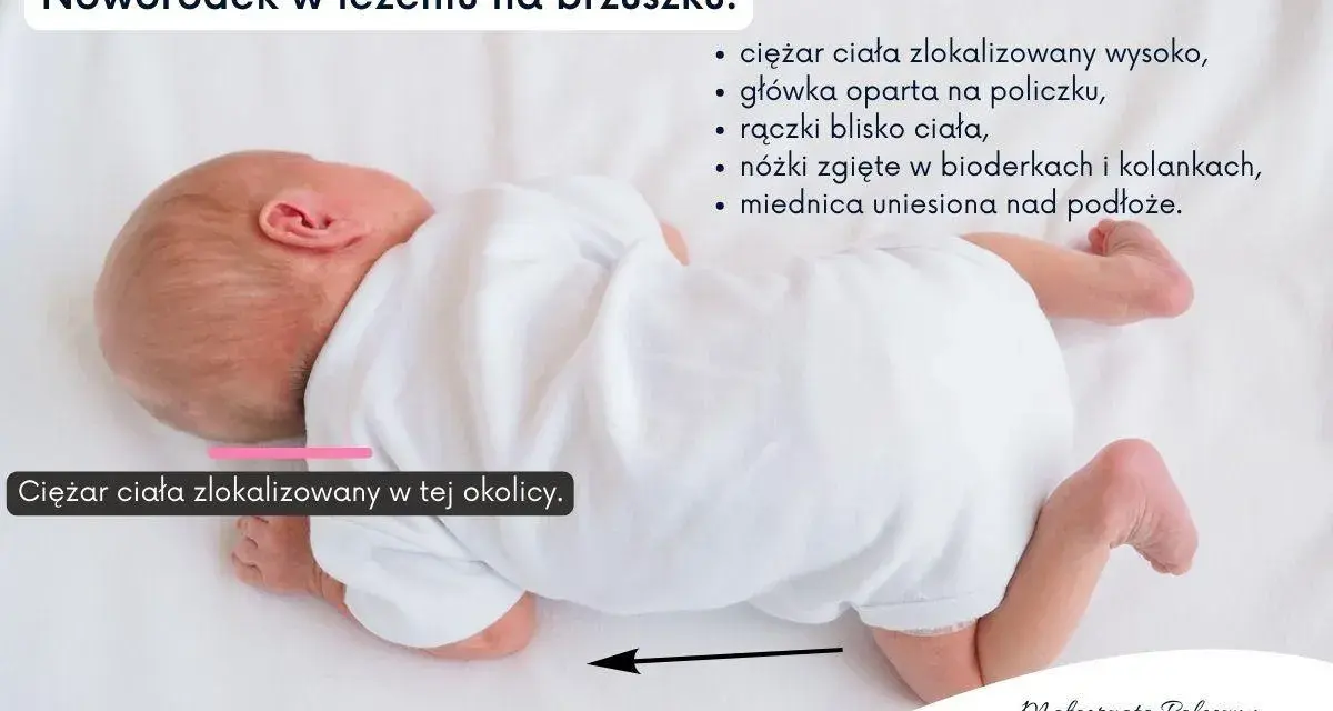 Noworodek na brzuszku. To czas dla brzuszka, gdy ciężar ciała jest wysoko, a nóżki zgięte. Maluch ćwiczy mięśnie.