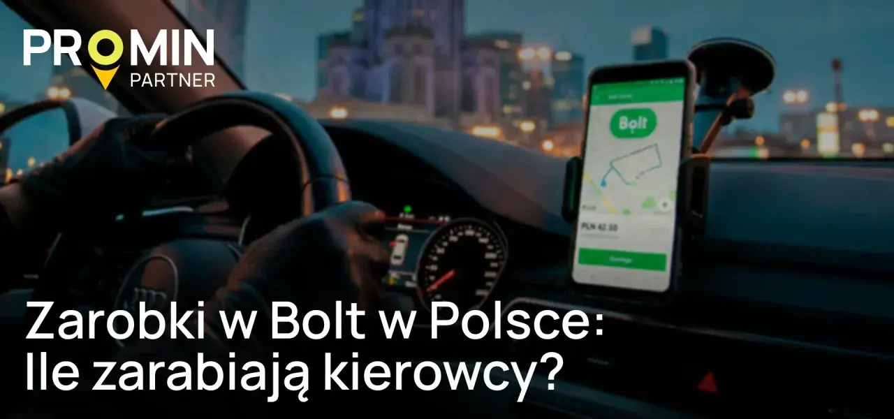 Kierowca w rękawiczkach trzyma kierownicę, na desce rozdzielczej widoczny telefon z aplikacją Bolt. Sprawdź, ile zarobisz za km w Bolt.