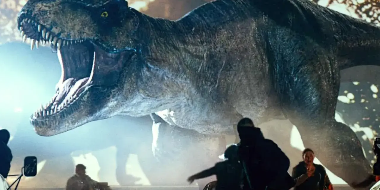 Gigantyczny Tyranozaur Rex z Jurassic World 3 z otwartą paszczą ściga ludzi wśród samochodów.