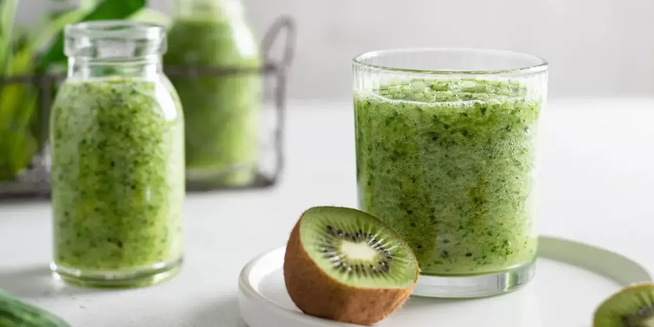 Zielone koktajle z blendera, inspirowane świeżymi owocami kiwi i warzywami. Idealne przepisy na zdrowe koktajle z blendera.