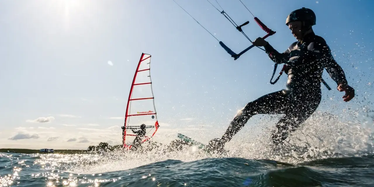Kite czy Windsurfing? Porównanie, które rozwieje Twoje wątpliwości