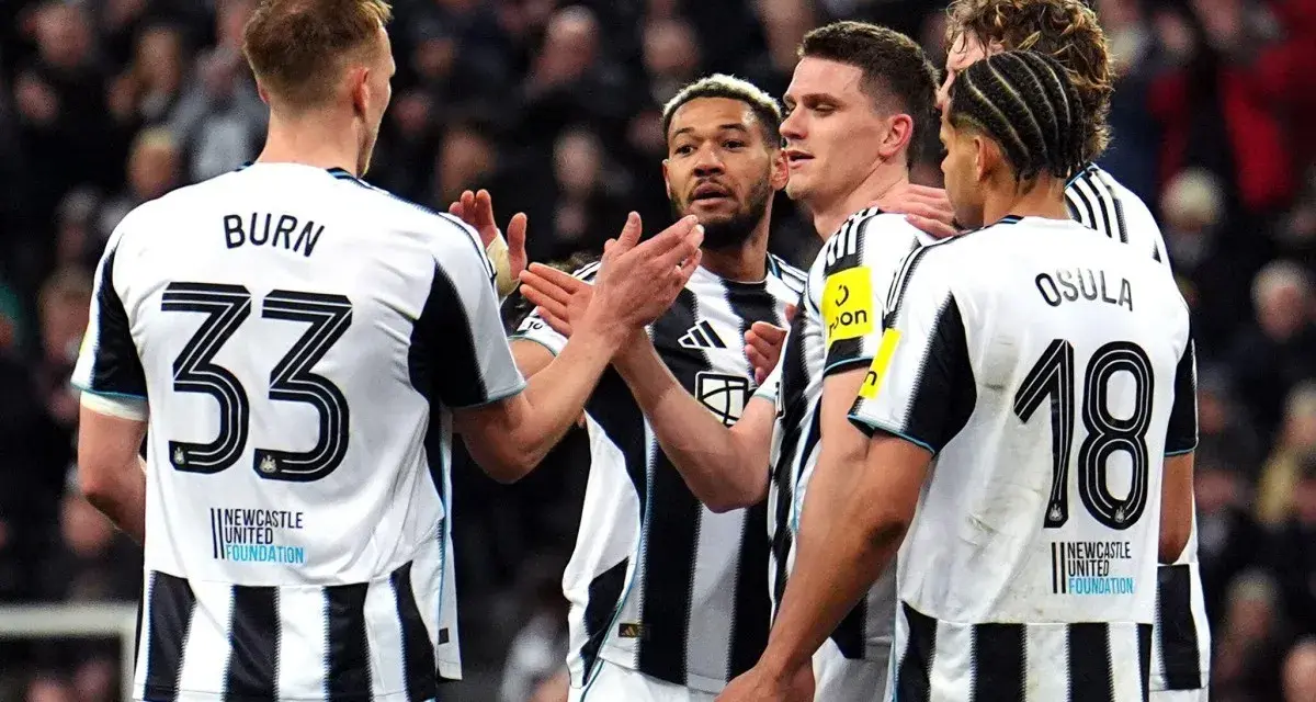 Piłkarze Newcastle United świętują, być może po udanych newcastle transfery. Widoczni zawodnicy z numerami 33 i 18.