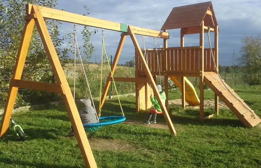 Czym pomalować drewniany plac zabaw, aby był bezpieczny i trwały