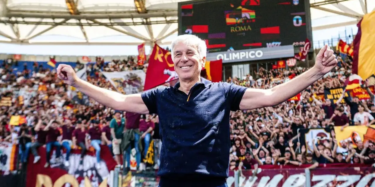 Entrenador sonriente celebra con los aficionados del AS Roma en el Estadio Olímpico.