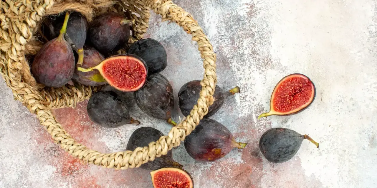 Fichi scuri e succosi, alcuni tagliati a metà, traboccano da un cesto di paglia. È il momento perfetto quando maturano i fichi, dolci e pronti da gustare.