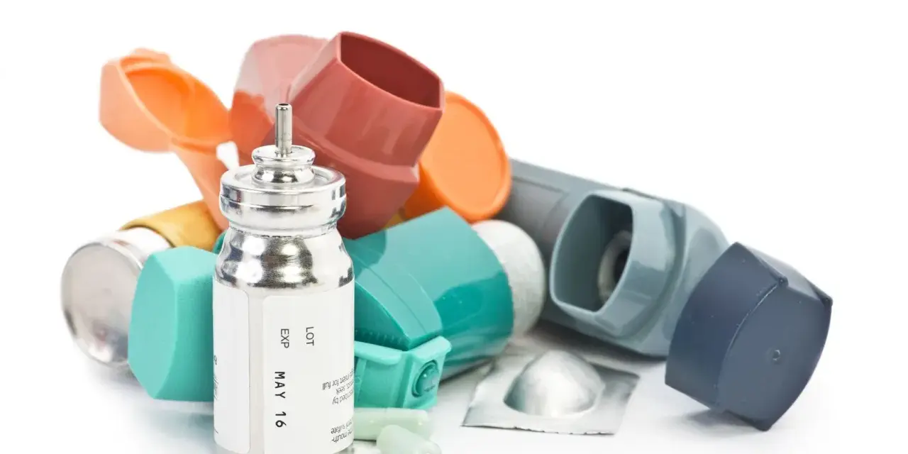 Różne inhalatory i leki. Zastanawiasz się, jakie leki do inhalatora na zatoki są dostępne?