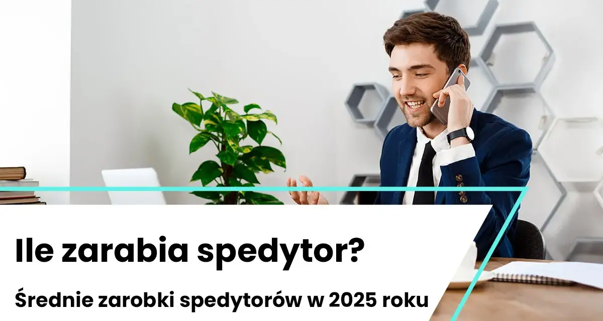 Uśmiechnięty mężczyzna w garniturze rozmawia przez telefon w nowoczesnym biurze.