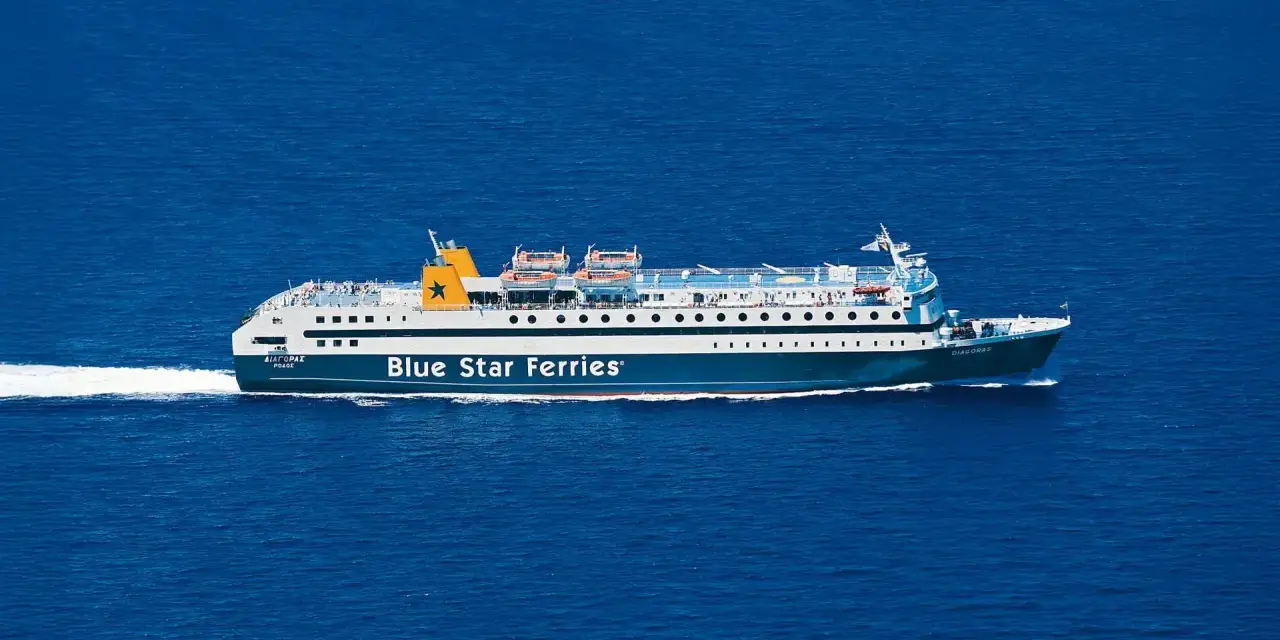 Statek Blue Star Ferries płynie po błękitnym morzu, zmierzając na Santorini.