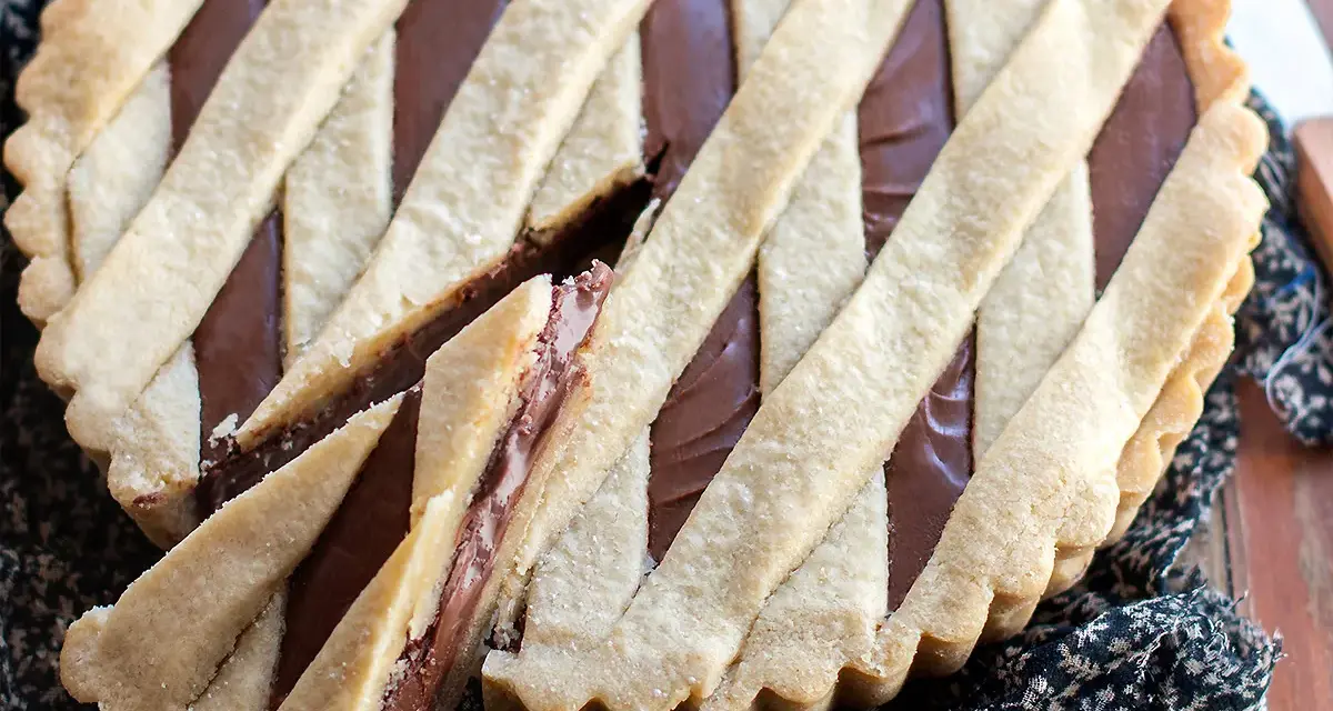 Crostata alla Nutella con un ripieno goloso e una copertura a griglia perfetta.