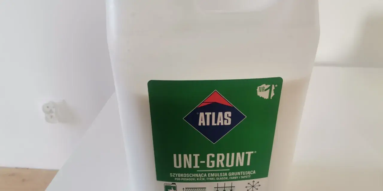 Biały kanister z zieloną nakrętką. Etykieta: "ATLAS UNI-GRUNT SZYBKOSCHNĄCA EMULSJA GRUNTUJĄCA". Dowiedz się, jak stosować ten produkt.