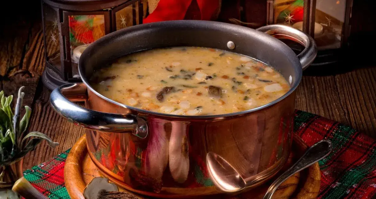 Aromaticzna zupa grzybowa na wigilię, pełna leśnych skarbów, gotowa do podania w miedzianym garnku.