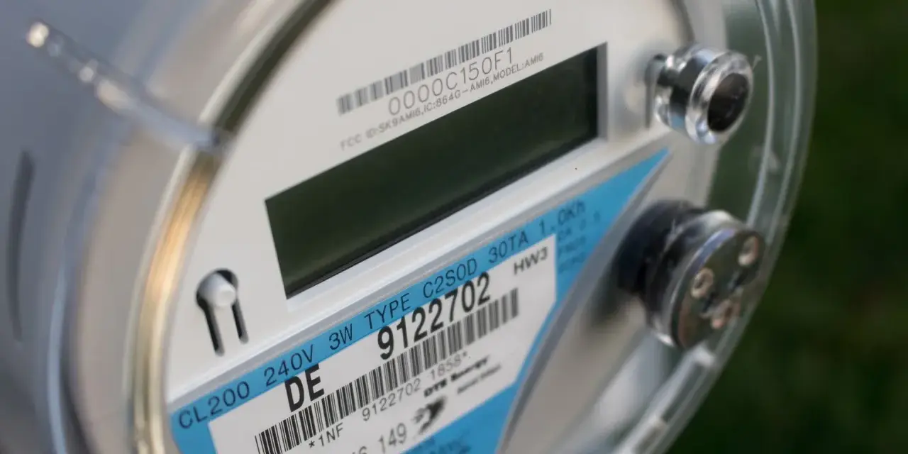 Licznik energii elektrycznej z etykietą wskazującą taryfę C12a godziny. Widoczny numer seryjny 9122702.