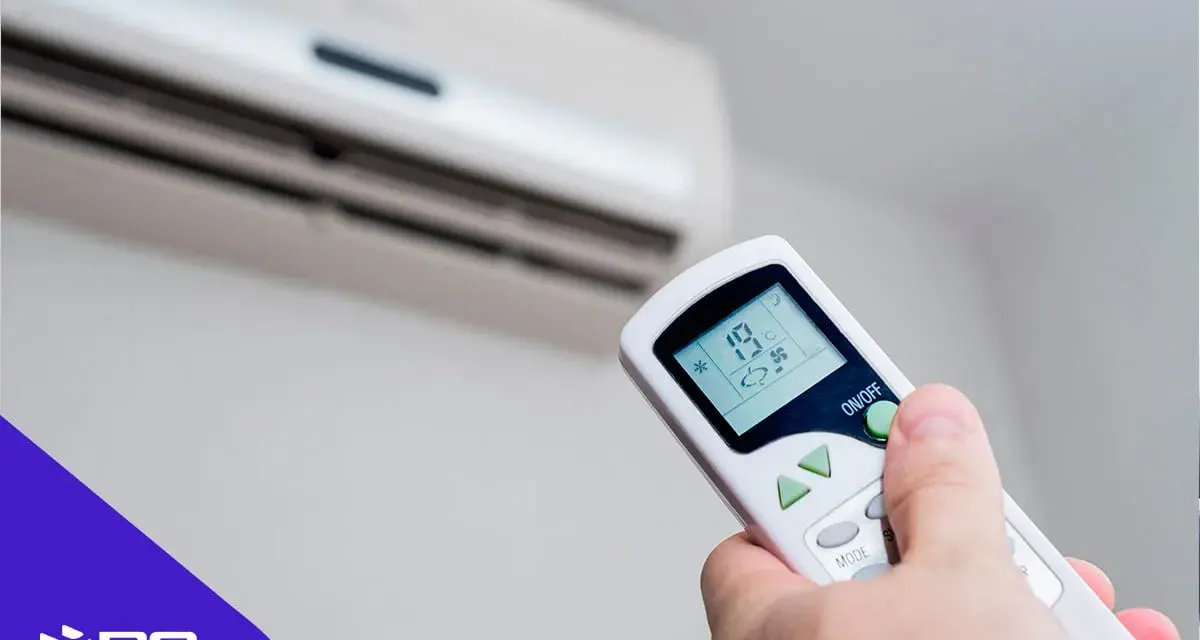 Mando a distancia apuntando a un aire acondicionado. La pantalla muestra 19°C, indicando un posible error aire acondicionado.