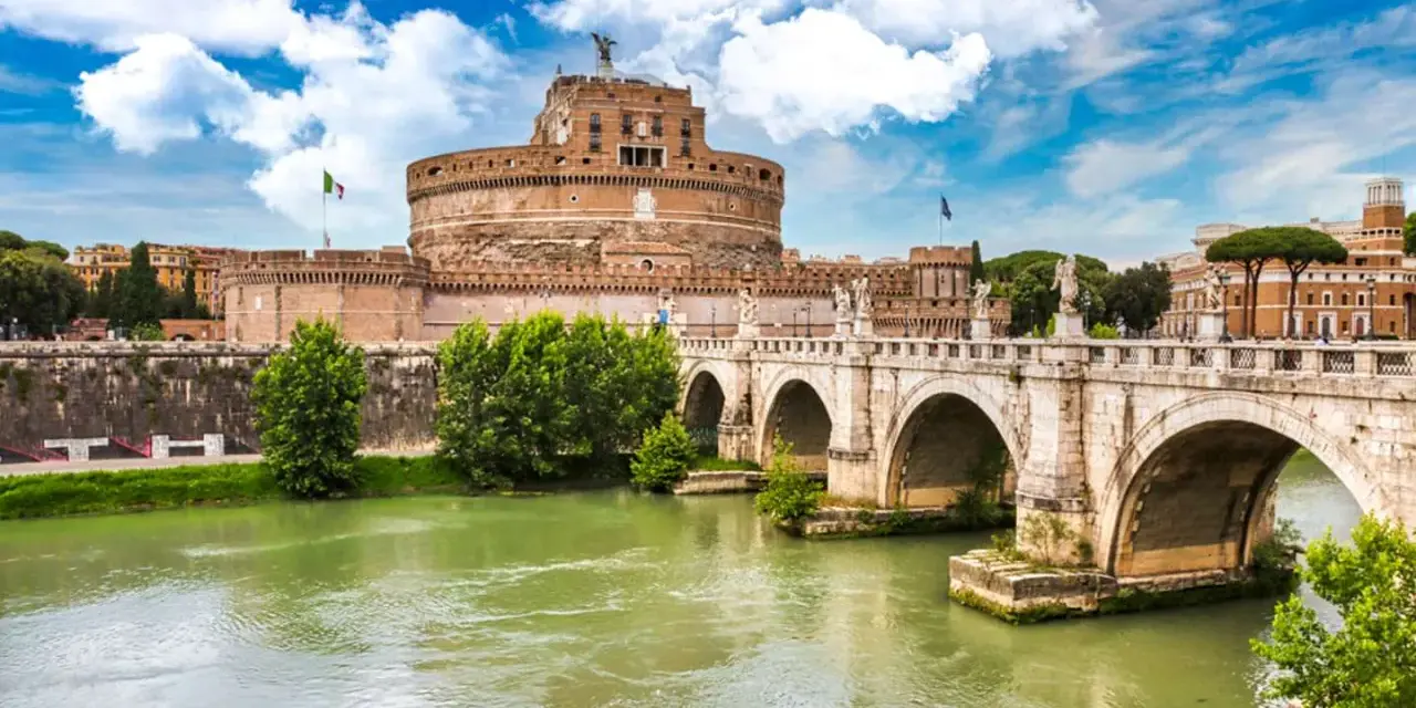 Zamek Świętego Anioła w Rzymie, majestatyczna budowla nad Tybrem, z mostem Ponte Sant'Angelo. Czy warto go odwiedzić?