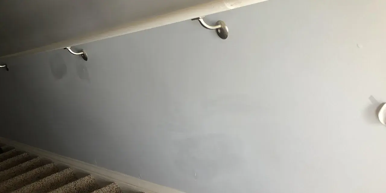 Manchas en pared gris, cerca de pasamanos. ¿Cómo igualar pintura pared para que no se noten?