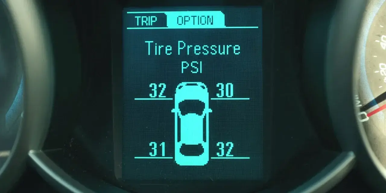Wyświetlacz pokazuje, jak sprawdzić ciśnienie w oponach: 32 PSI (przód lewy), 30 PSI (przód prawy), 31 PSI (tył lewy), 32 PSI (tył prawy).