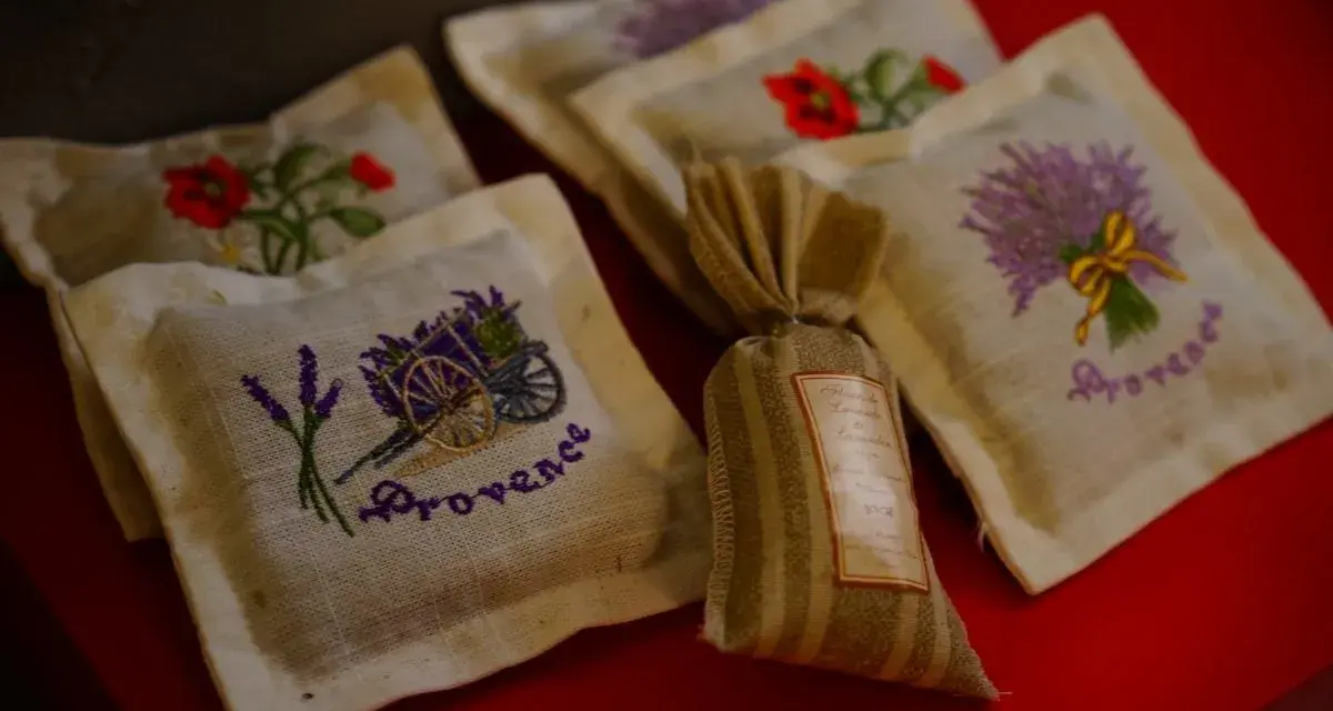 Woreczki z lawendą i haftowanymi motywami z Prowansji – idealne, by poczuć klimat Lazurowego Wybrzeża. Co przywieźć z Nicei? Takie pamiątki!