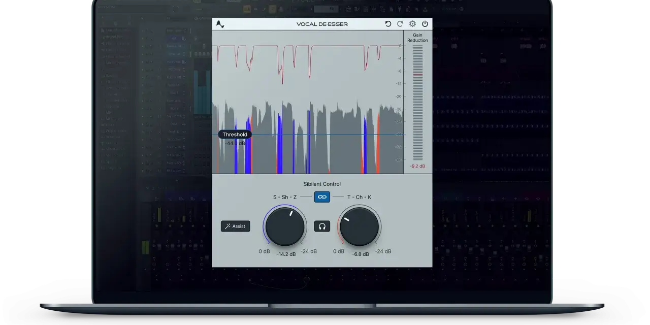 Wtyczka deesser vst na ekranie laptopa, pokazująca kontrolę nad sybilantami w wokalu.