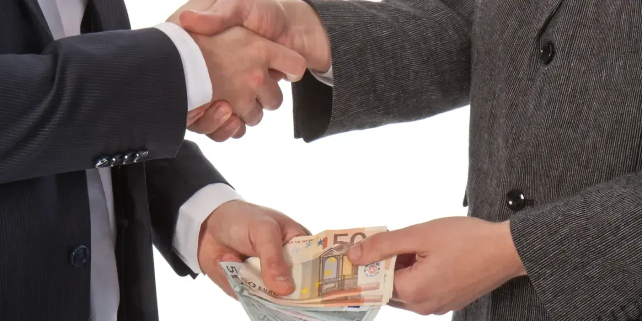 Uścisk dłoni i przekazanie pieniędzy. Czy to początek nielegalnej transakcji, która wkrótce będzie podlegać zmianom w kodeksie karnym?