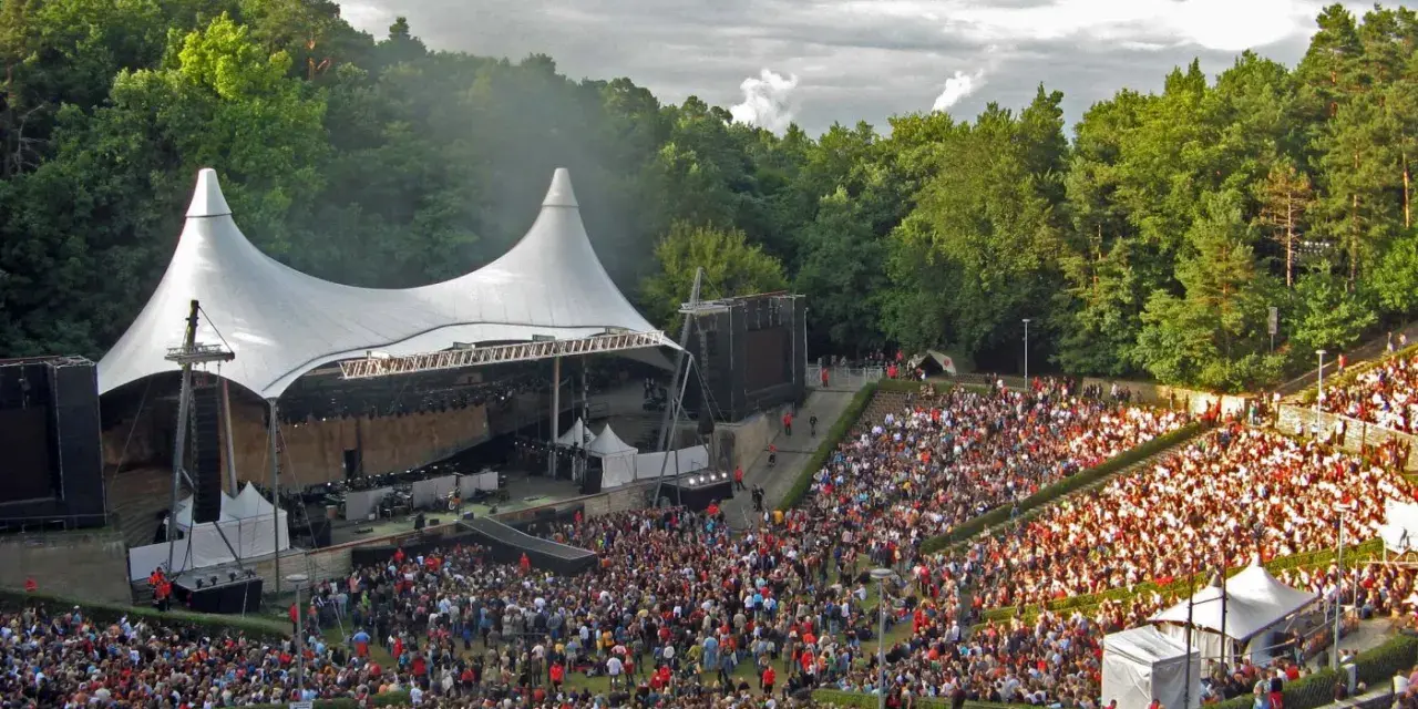 Ein großes Open-Air-Konzert mit tausenden Fans. Man kann sich vorstellen, wie Roland Kaiser 2026 hier auftreten wird.