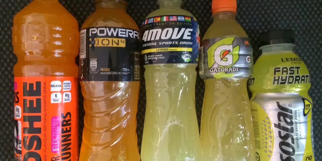 Napoje izotoniczne ranking: OSHEE, Powerade, 4MOVE, Gatorade, Isostar. Wybór dla biegaczy i sportowców.