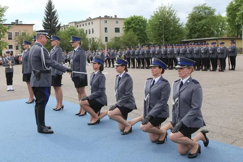 Awans w policji po studiach – jak uniknąć pułapek i przyspieszyć karierę