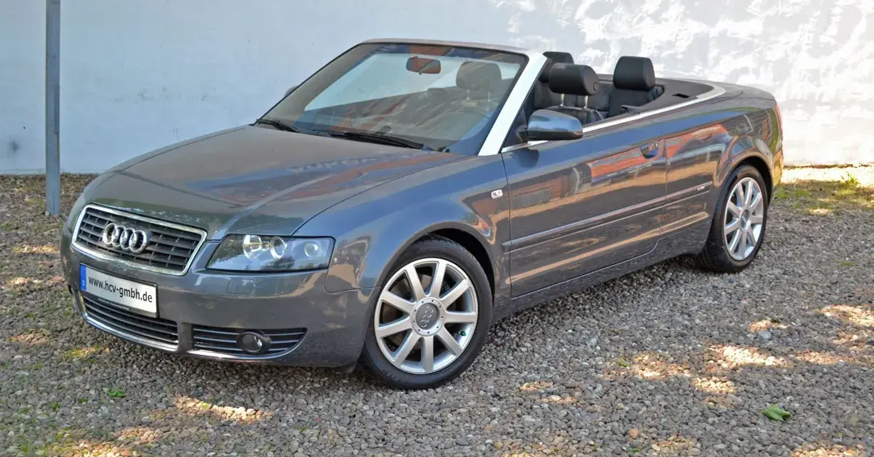 Grauer Audi A4 B6 Cabrio mit offenem Verdeck, bereit für eine Spritztour.