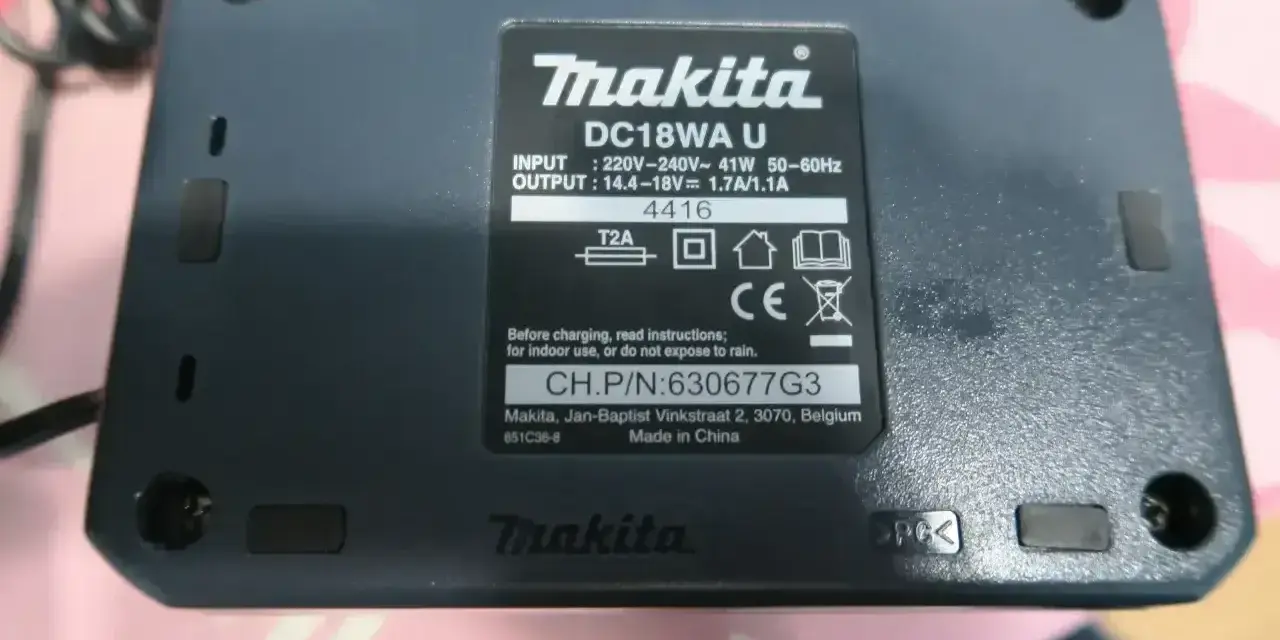 Oznaczenia na akumulatorze Makita DC18WA U: napięcie wejściowe 220-240V, wyjściowe 14.4-18V.