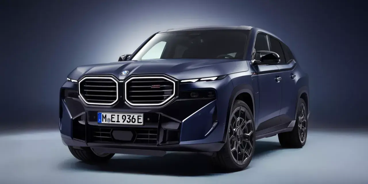 Ciemnoniebieskie BMW XM z przodu, z charakterystycznym grillem i światłami LED.