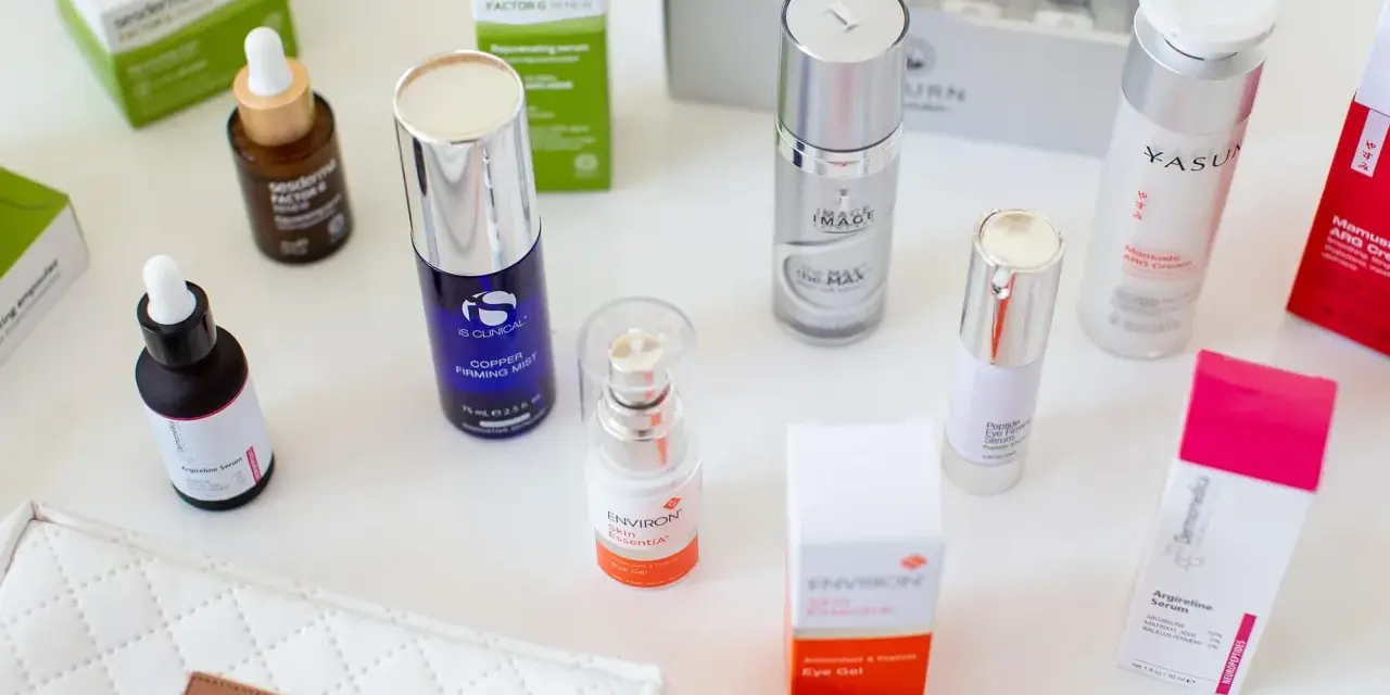 Kolekcja kosmetyków z peptydami: serum, kremy i mgiełki. Wśród nich produkty Sesderma, IS Clinical, Environ, Image i Dermomedica.