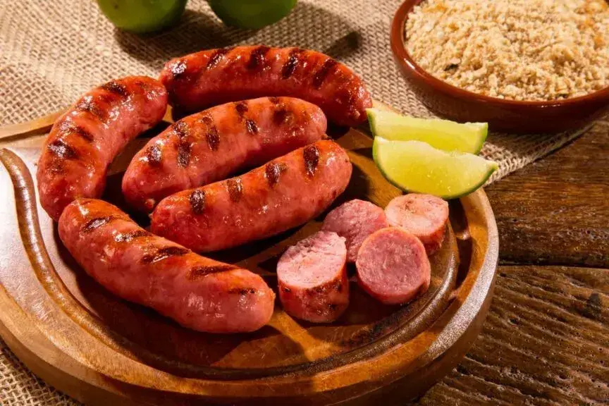 Czy pies może jeść kiełbasę? Dowiedz się, co może mu zaszkodzić