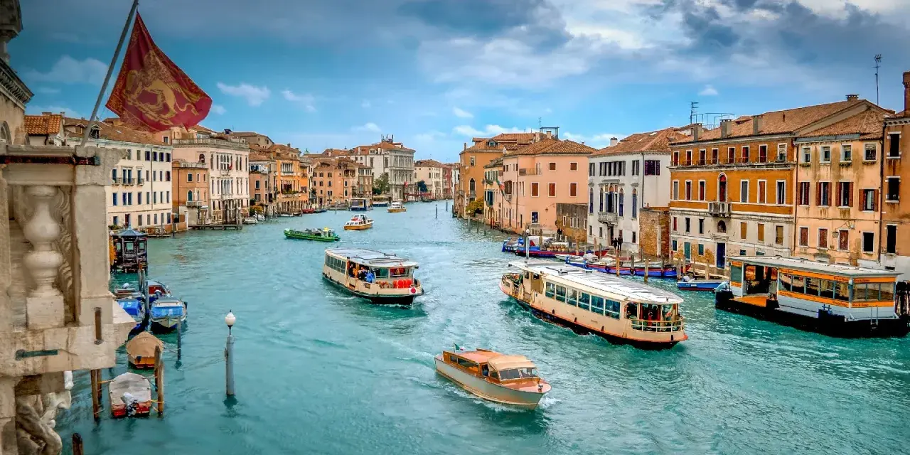 Un battello a Venezia naviga sul Canal Grande tra palazzi storici.