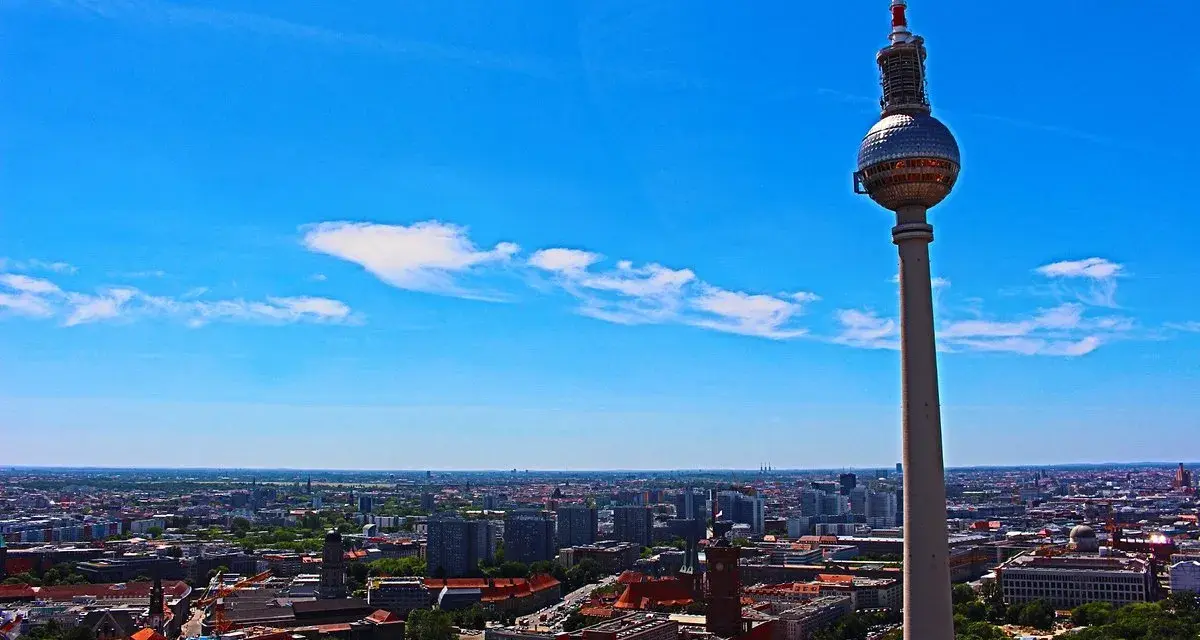 Blick von der Park Inn Aussichtsplattform über Berlin. Der Fernsehturm ragt in den blauen Himmel.