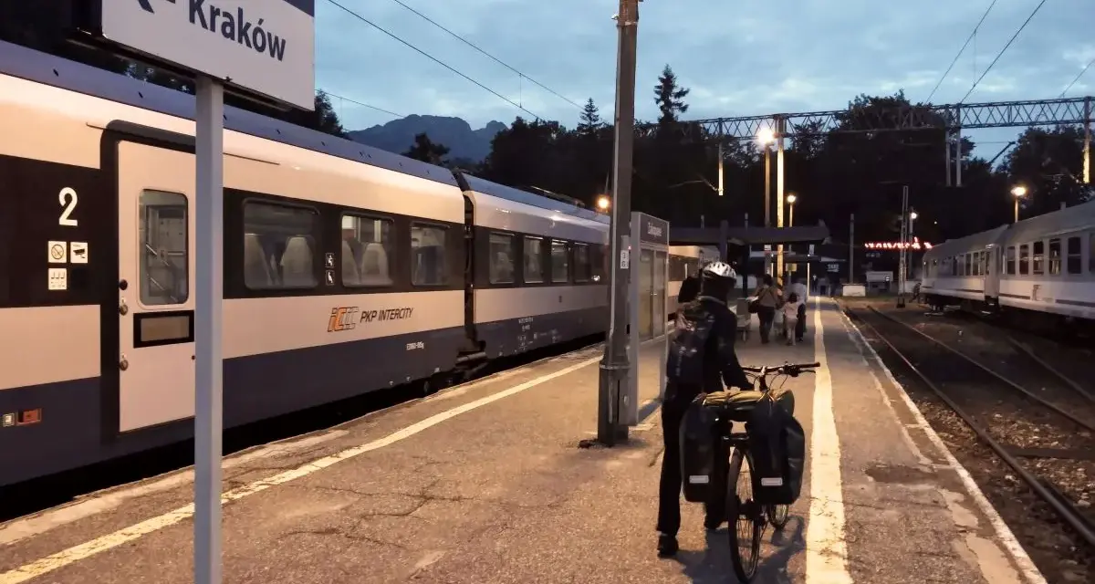Kraków, Budapeszt, pociąg. Rowerzysta z bagażami czeka na peronie na pociąg do Krakowa.