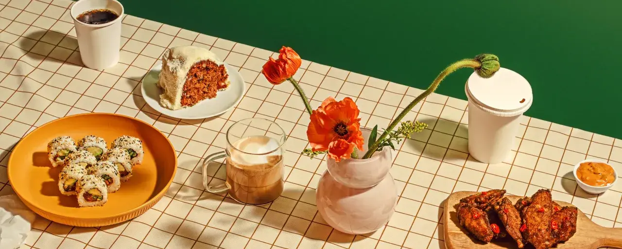 Pyszne sushi, ciasto marchewkowe i skrzydełka z kurczaka – idealny zestaw od Bolt kurier na szybki lunch.