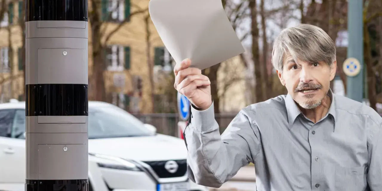 Mann hält Papier hoch, wütend auf Blitzer Arten. Neben ihm ein Messgerät.