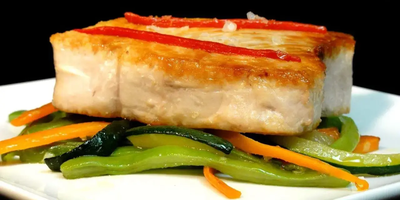 Bonito jugoso con pimientos rojos y verduras salteadas. Una delicia para aprender como cocinar el bonito para que quede jugoso.