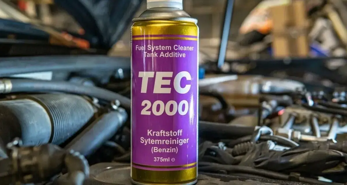 Puszka TEC 2000 do czyszczenia układu paliwowego benzyny, umieszczona w komorze silnika.