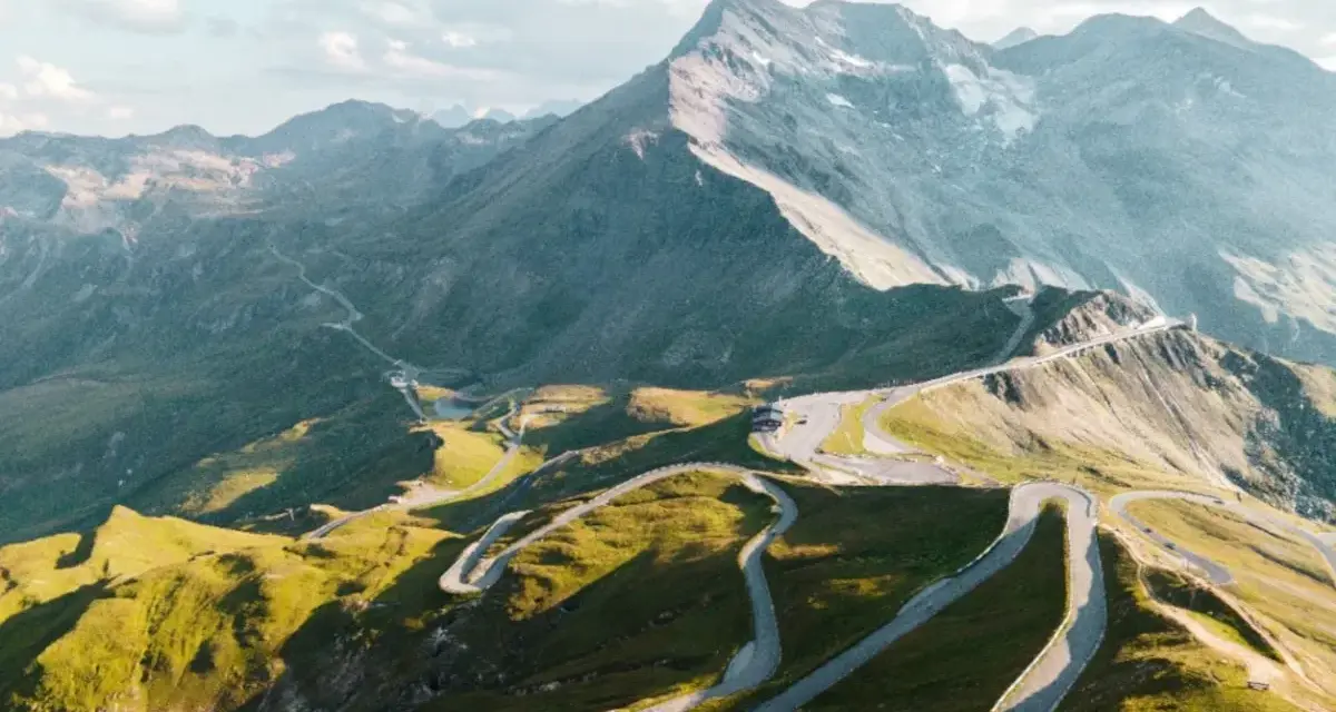Strada tortuosa in montagna, ideale per un'avventura in moto in Austria. Panorami mozzafiato e curve infinite.