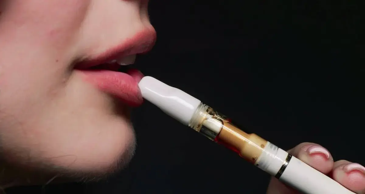 Boca de joven usando un vaper sin nicotina. ¿Qué pasa si fumas vaper sin nicotina con 12 años?