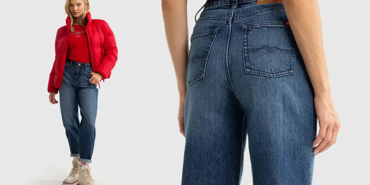 Kobieta w czerwonej kurtce i czerwonym T-shircie prezentuje modne **szerokie jeansy stylizacje**. Luźny krój i jasny denim tworzą swobodny look.