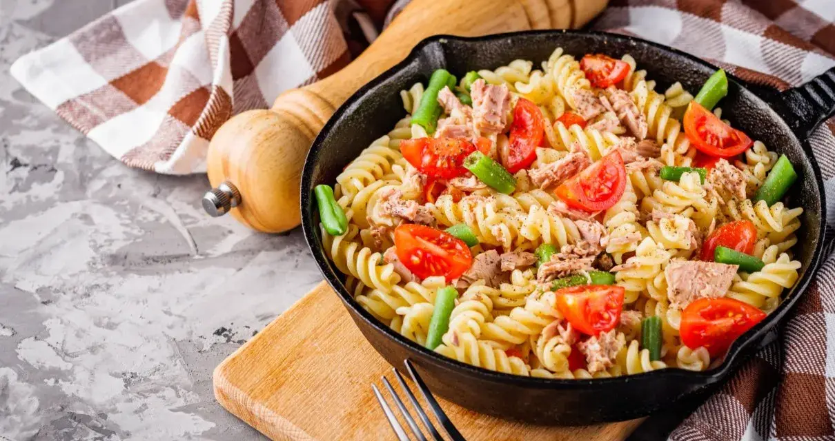 Makaron z tuńczykiem, pomidorkami i fasolką szparagową w patelni.