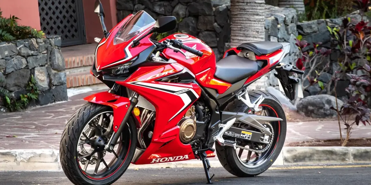 Honda CB 500 X rossa, pronta a sfrecciare. La sua velocità massima ti porterà ovunque.