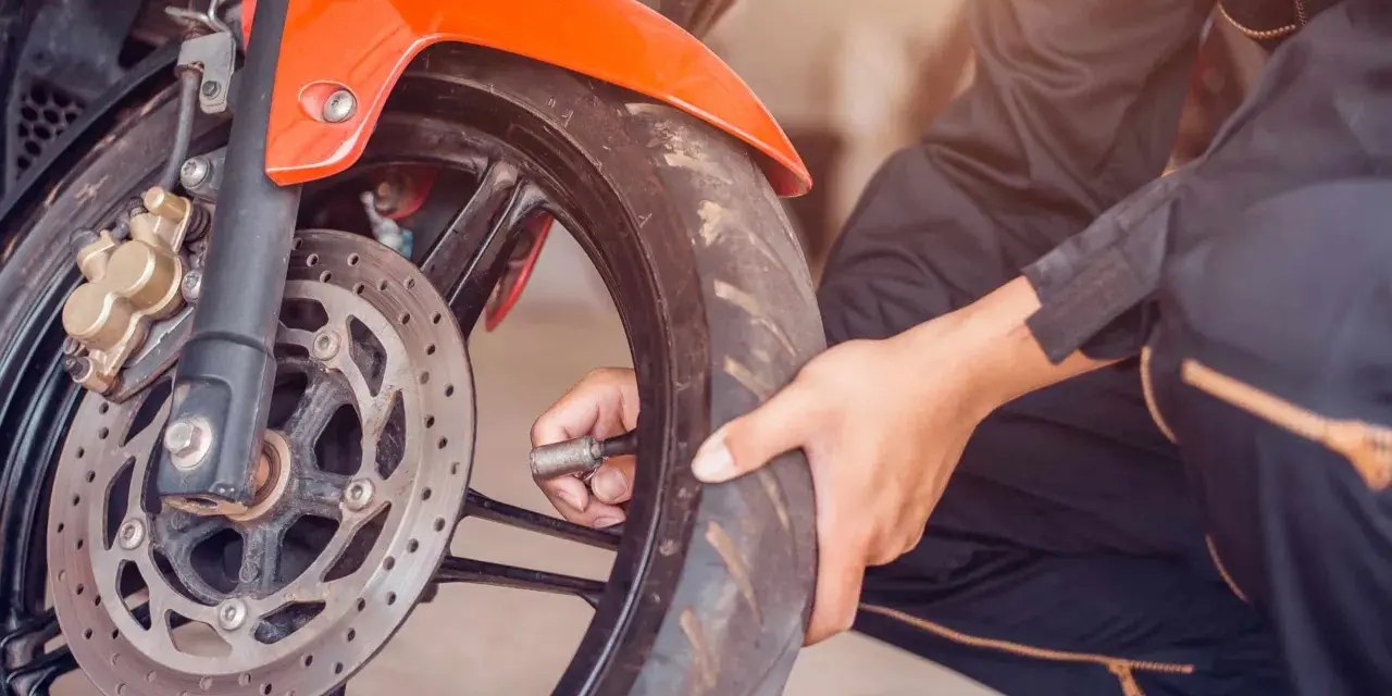Sprawdzanie ciśnienia w oponach motocyklowych. Tabela z zalecanymi wartościami pomoże utrzymać bezpieczeństwo i komfort jazdy.