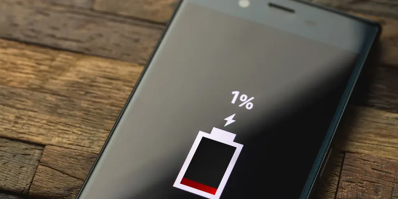 Ekran telefonu Samsung z ikoną baterii na 1%. Czas na kalibrację baterii Samsung, by odzyskać pełną moc.