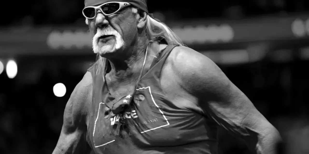 Hulk Hogan nie żyje. Ikona wrestlingu w bandanie i okularach, z charakterystycznym wąsem, w koszulce z napisem "Vengeance".