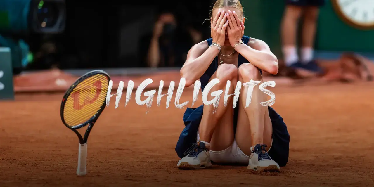 Emocje po meczu Coco Gauff. Tenisistka siedzi na korcie, zakrywając twarz dłońmi, obok leży rakieta.