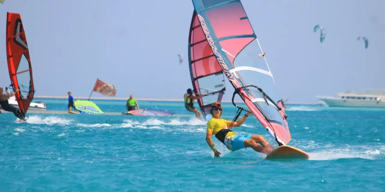 Ile trwa nauka windsurfingu? Opanuj podstawy w tydzień!