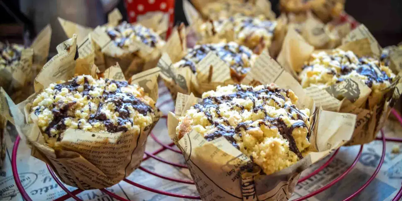 Saftige Nutella Muffins mit Streuseln und Schokodrizzle, in Zeitungspapier gebacken.